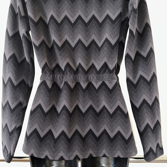 The North Face Women’s Zip Up Chevron Print Jacket w/ Cinched Waist - Picture 8 of 12